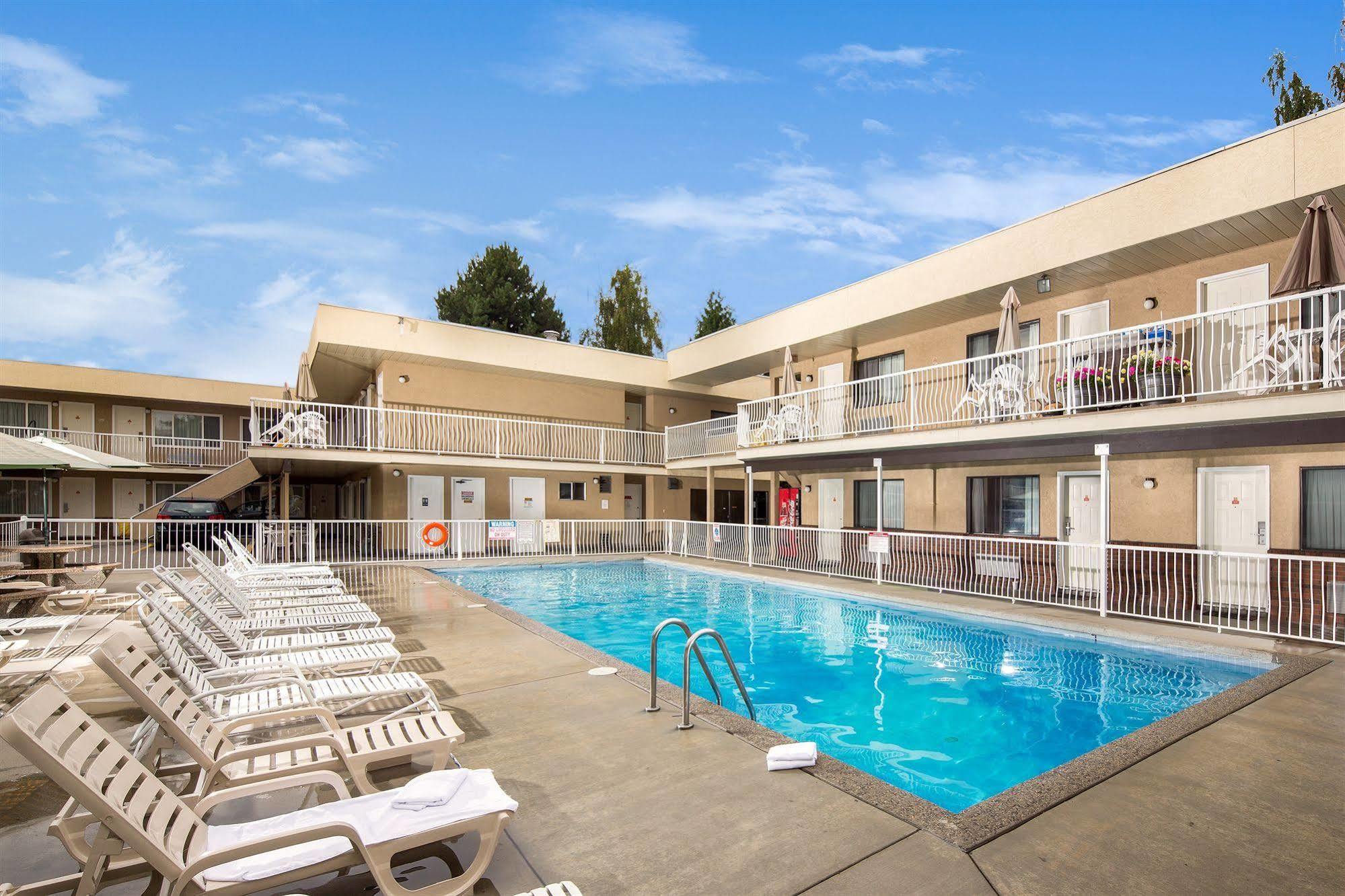 Siesta Suites Kelowna Dış mekan fotoğraf