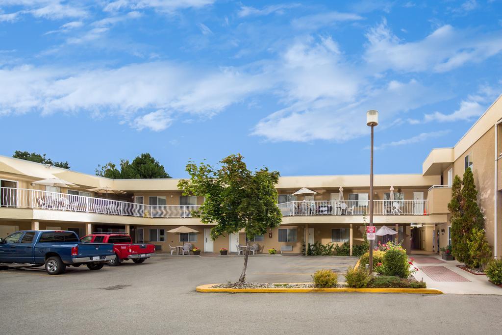 Siesta Suites Kelowna Dış mekan fotoğraf